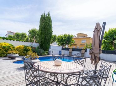 Casa con piscina in vendita a Carrer Pení