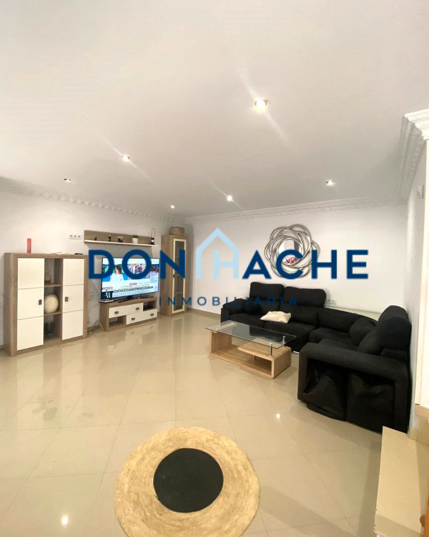 Sala d'estar de Casa o xalet de lloguer en Mérida amb Aire condicionat, Calefacció i Balcó