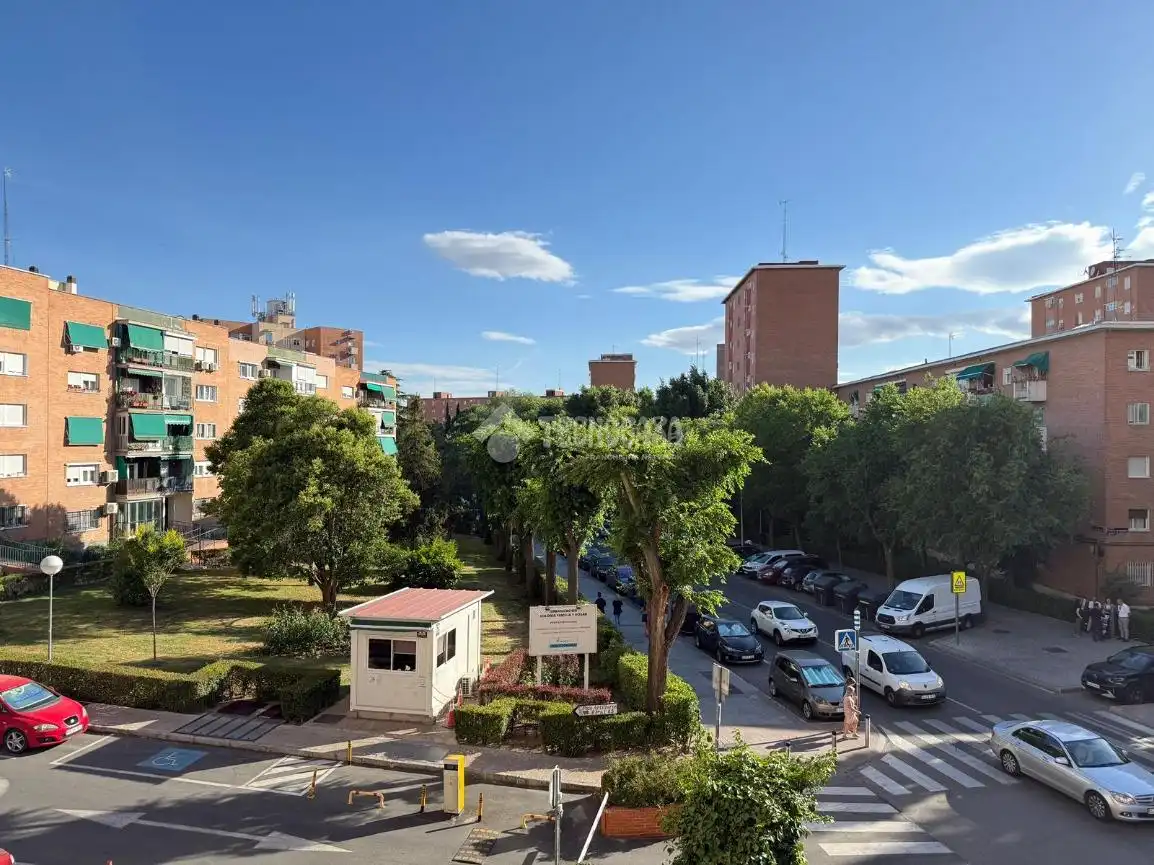 Vista exterior de Piso en venta en Madrid con Calefacción, Parquet y Terraza