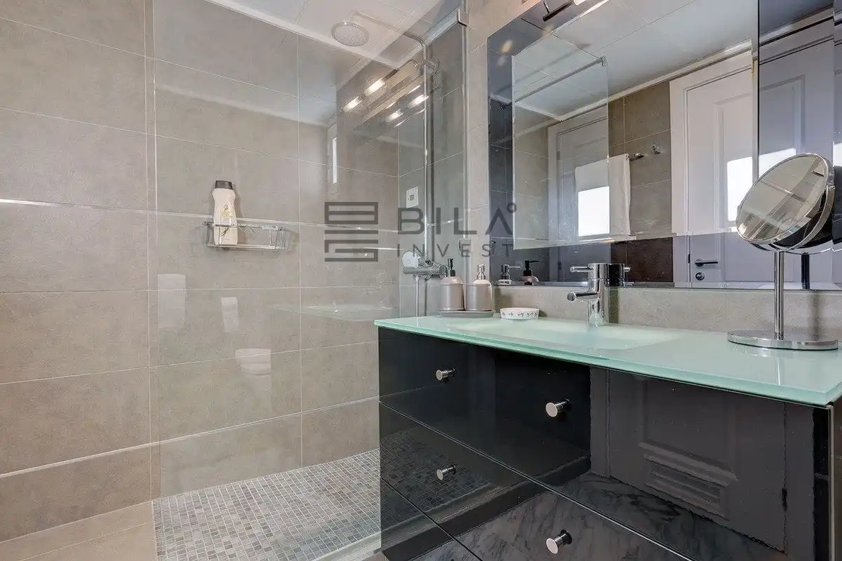 Bathroom of Attic for sale in Marbella  with Air Conditioner, Terrace and Swimming Pool