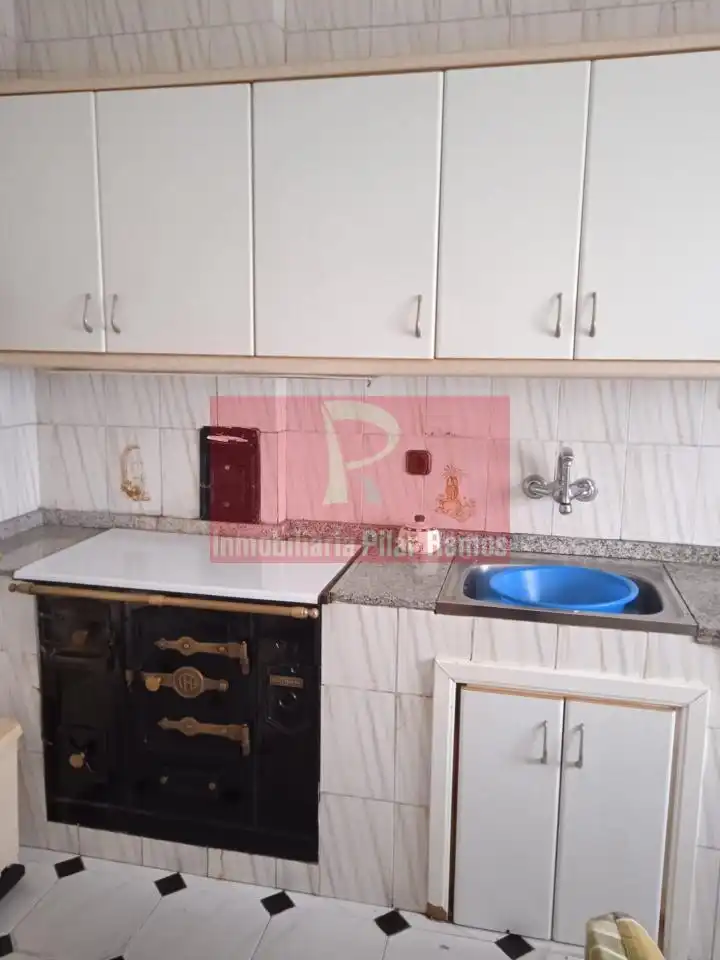 Cuina de Casa o xalet en venda en Destriana amb Calefacció, Jardí privat i Parquet