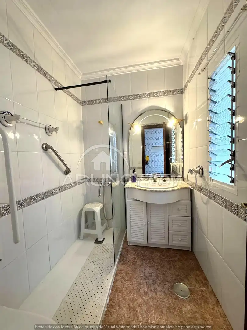 Baño de Casa adosada en venta en Alcalá de Guadaira con Aire acondicionado, Terraza y Trastero