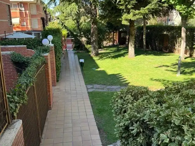 Jardín de Piso en venta en Las Rozas de Madrid con Calefacción, Jardín privado y Piscina comunitaria