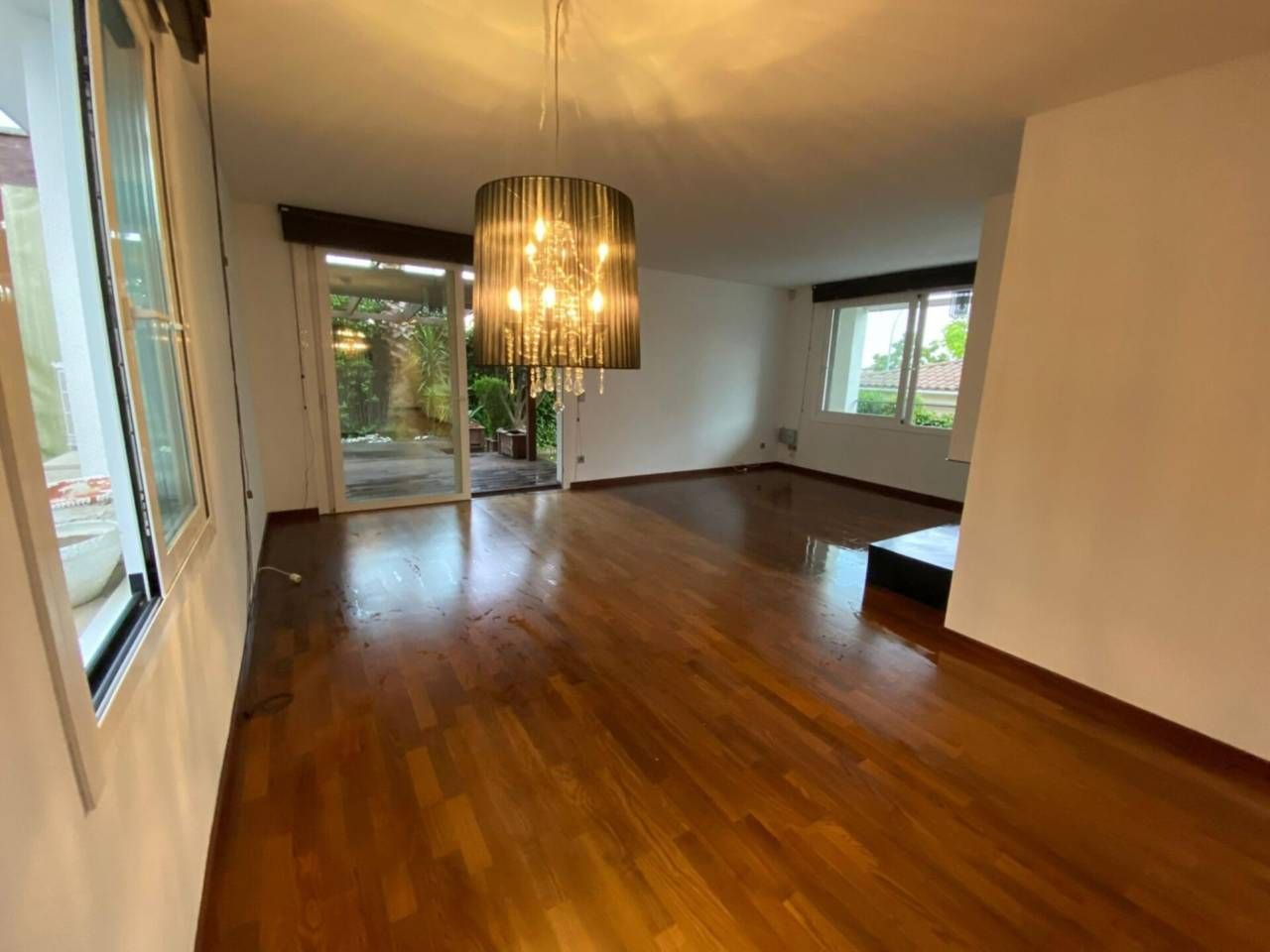 Sala d'estar de Casa o xalet en venda en Girona Capital amb Aire condicionat, Calefacció i Jardí privat