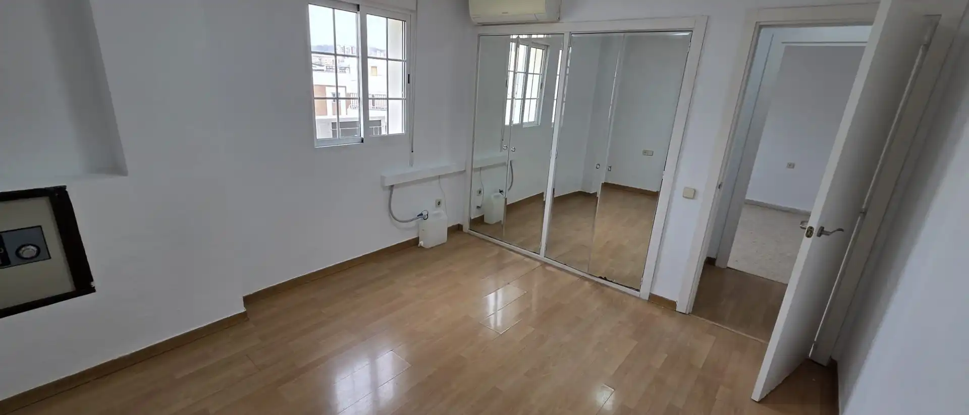 Schlafzimmer von Dachboden zur Miete in Málaga mit Klimaanlage, Terrasse und Balkon