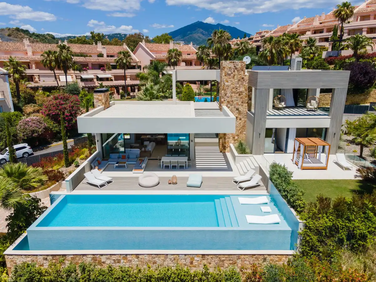 Chalet con piscina en venta en Nueva Andalucía