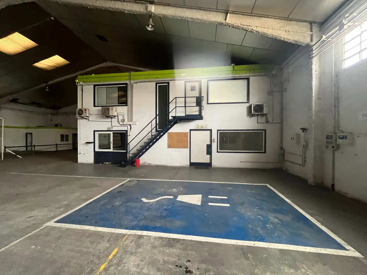 Parkplatz von Fabrikhallen zum Verkauf in Barri dels Escriptors