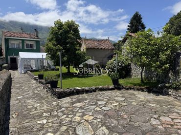 Casa amb jardí en venda a Calle PARRES 1