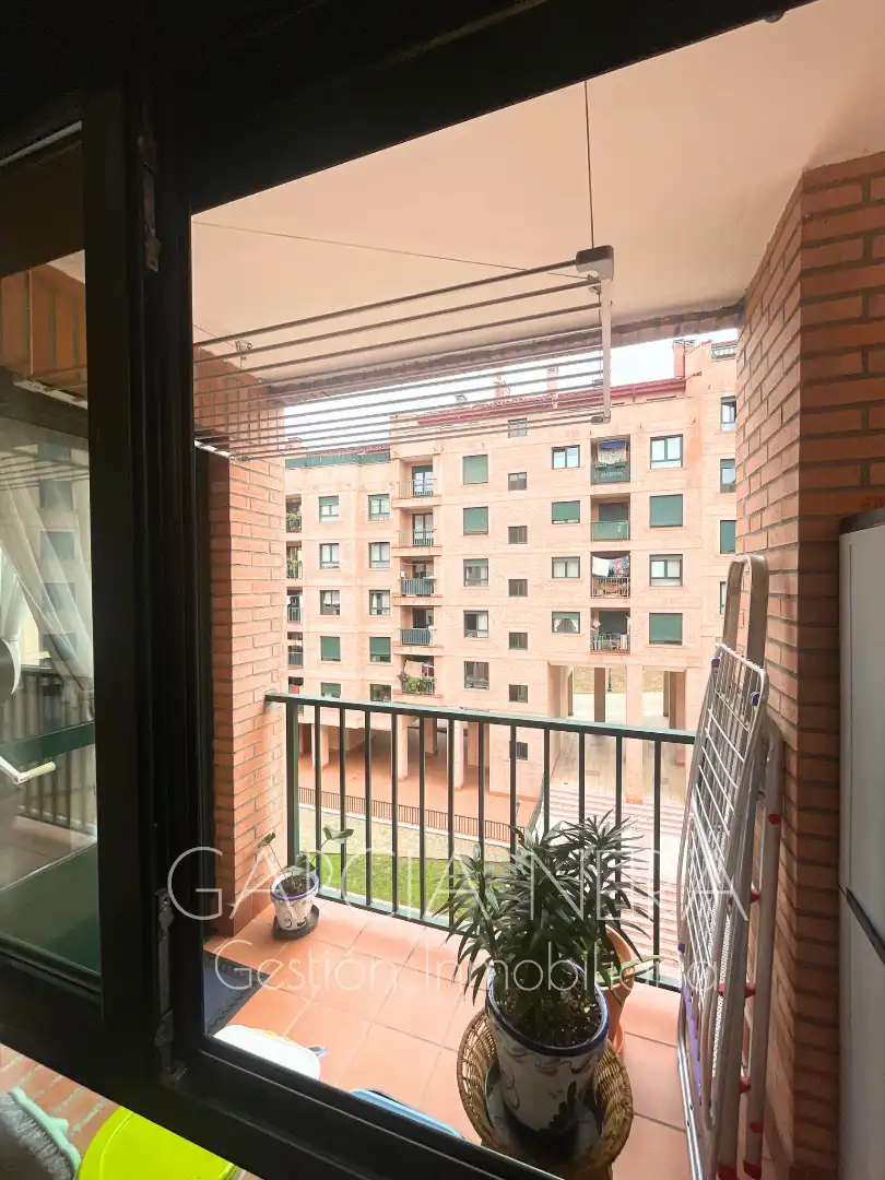 Terrassa de Pis en venda en Oviedo  amb Calefacció, Jardí privat i Parquet
