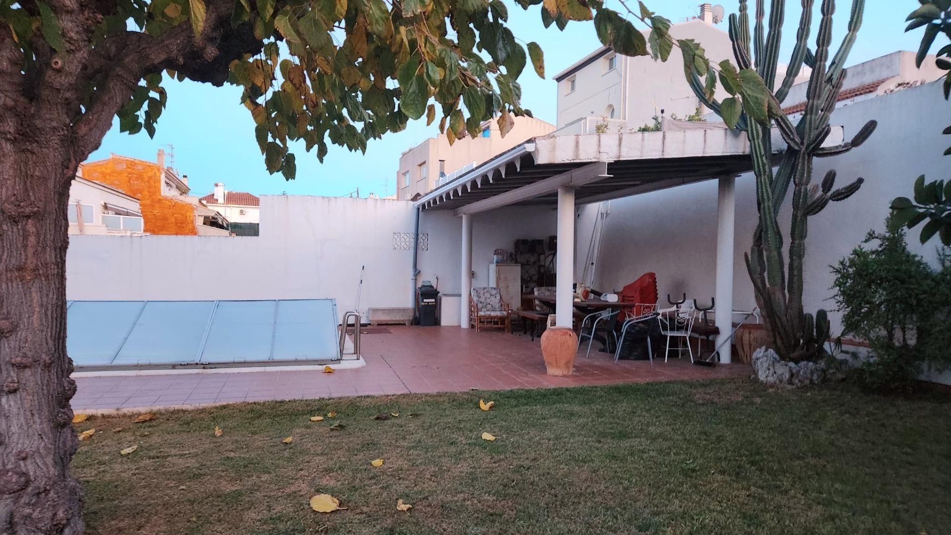 Terrassa de Casa adosada en venda en Vilanova i la Geltrú amb Aire condicionat, Jardí privat i Terrassa