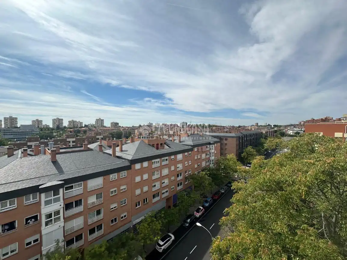 Vista exterior de Pis en venda en Madrid amb Calefacció i Piscina comunitària