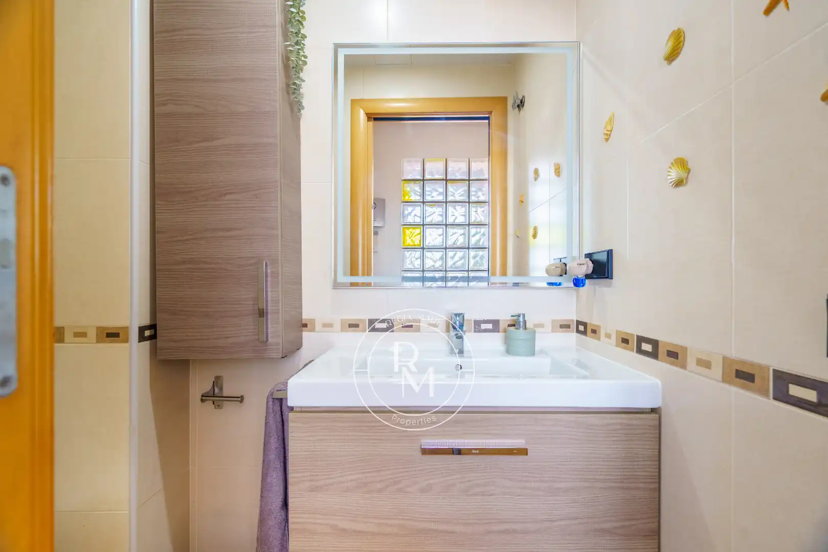 Baño de Casa adosada en venta en Roda de Berà con Aire acondicionado, Calefacción y Jardín privado