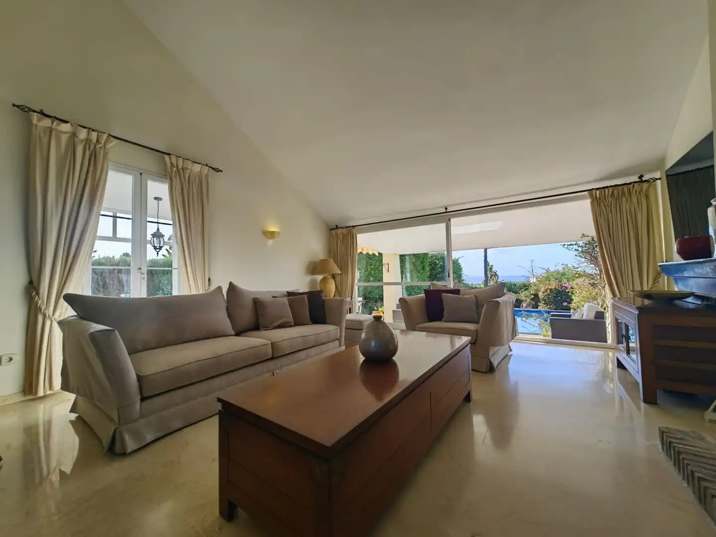 Sala d'estar de Casa o xalet en venda en Estepona amb Aire condicionat, Jardí privat i Terrassa