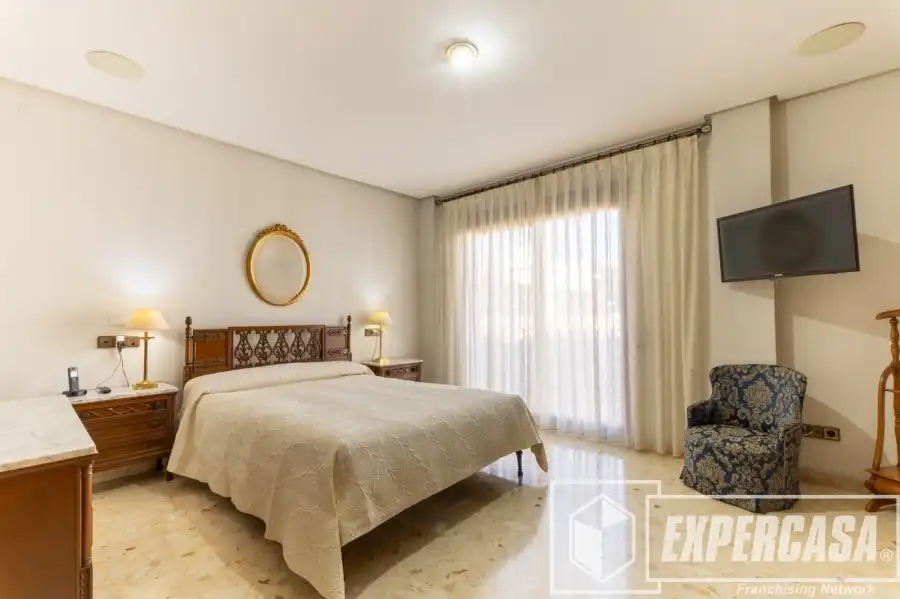 Dormitori de Casa o xalet en venda en Alaquàs amb Aire condicionat, Terrassa i Piscina