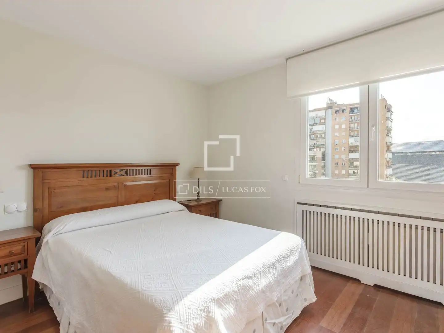 Schlafzimmer von Dachboden zur Miete in Madrid mit Klimaanlage, Heizung und Parkett