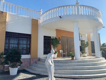 Vista exterior de Casa o xalet en venda en La Rinconada amb Calefacció, Jardí privat i Parquet