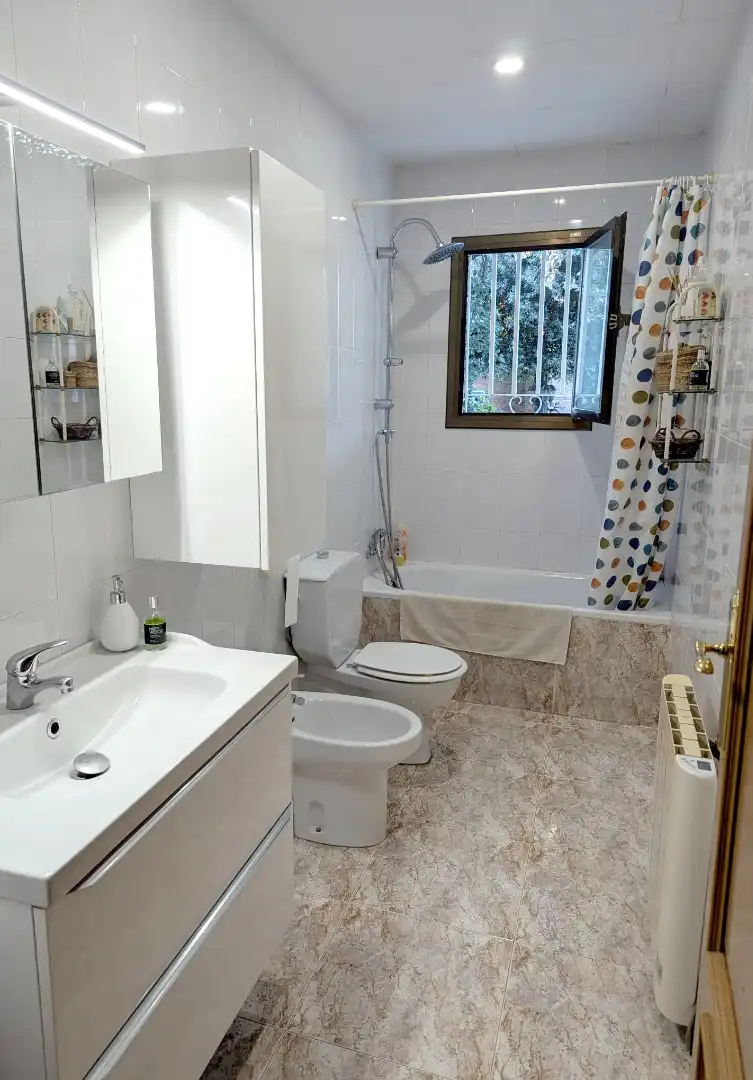 Bany de Casa o xalet en venda en La Roca del Vallès amb Aire condicionat, Calefacció i Jardí privat