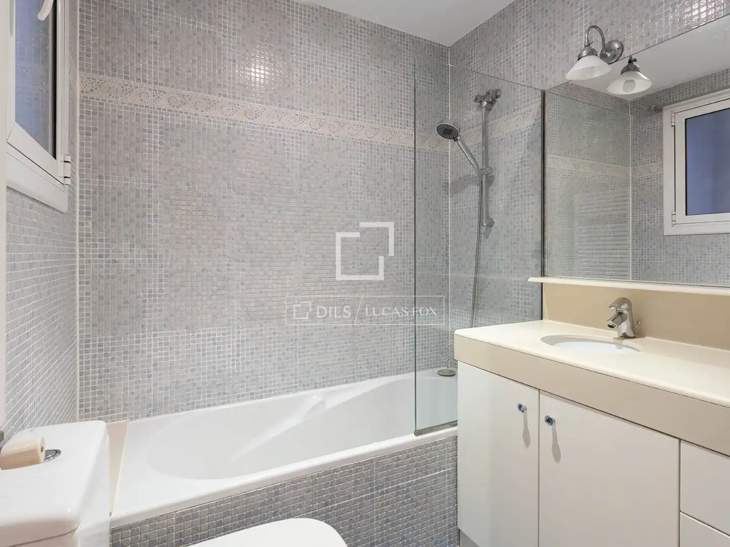 Badezimmer von Wohnung zum Verkauf in Barcelona mit Klimaanlage und Heizung