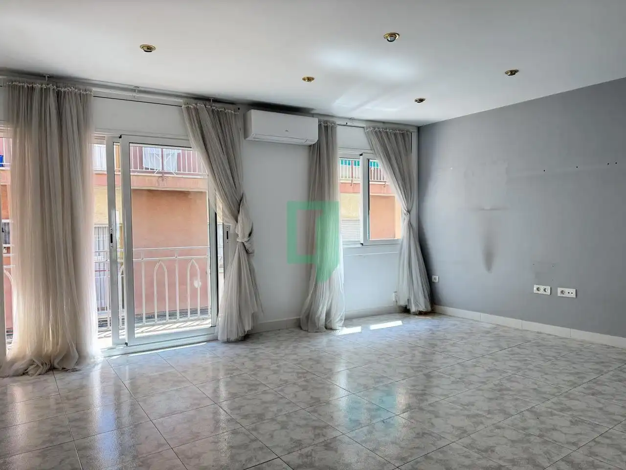 Sala d'estar de Casa o xalet en venda en Badalona amb Aire condicionat, Jardí privat i Terrassa