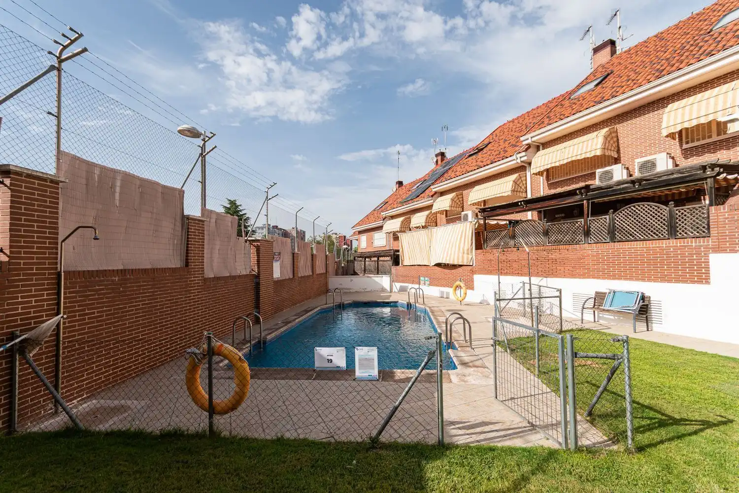Swimming pool of Houses for sale in Fuenlabrada  with Air Conditioner, Heating and Storage room