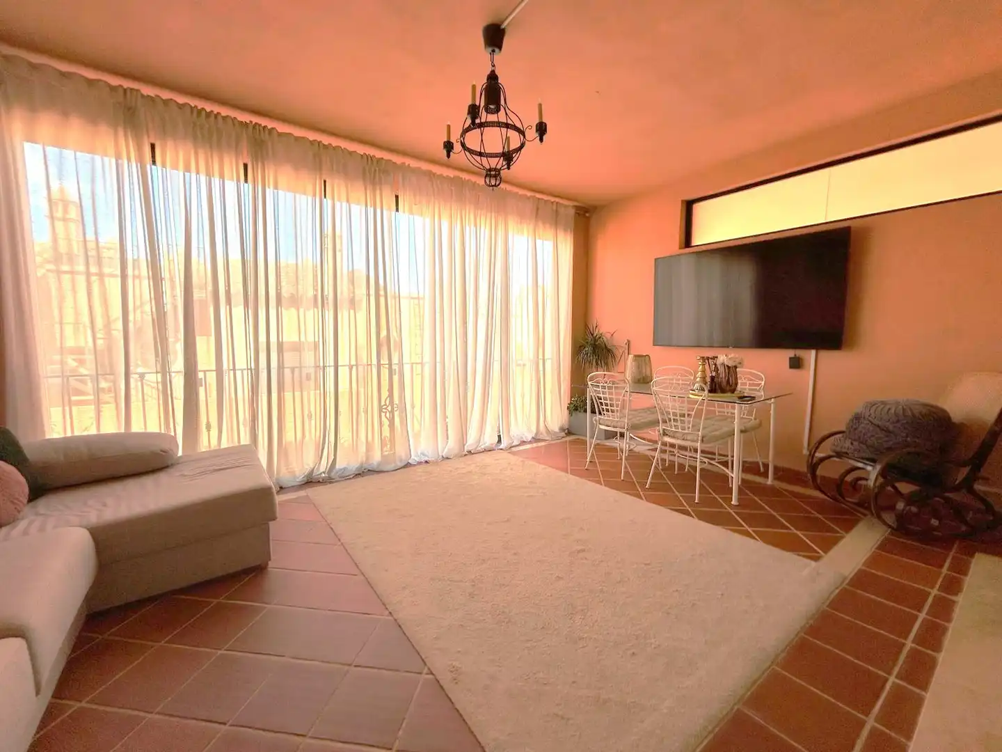 Sala d'estar de Casa adosada en venda en Estepona amb Aire condicionat, Calefacció i Terrassa