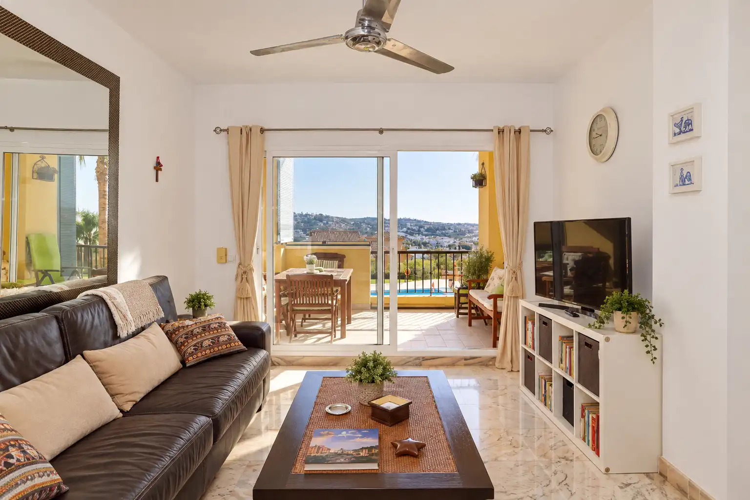Apartment with pool for sale in Calle Las Azaleas, imagen 3