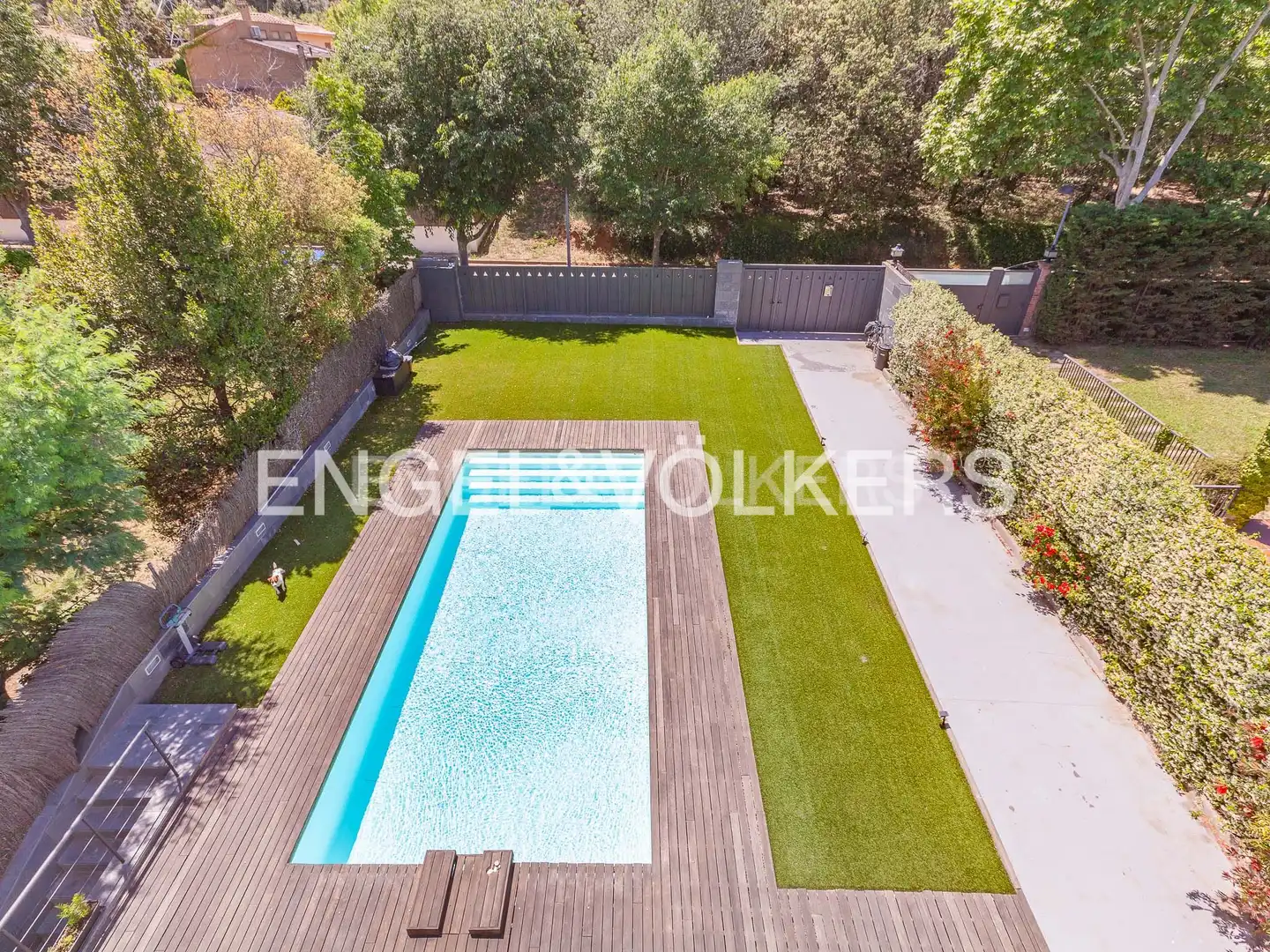 Swimming pool of Houses for sale in Sant Cugat del Vallès  with Air Conditioner, Heating and Private garden