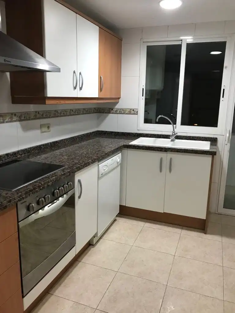 Cuina de Pis de lloguer en Valencia amb Aire condicionat, Calefacció i Moblat