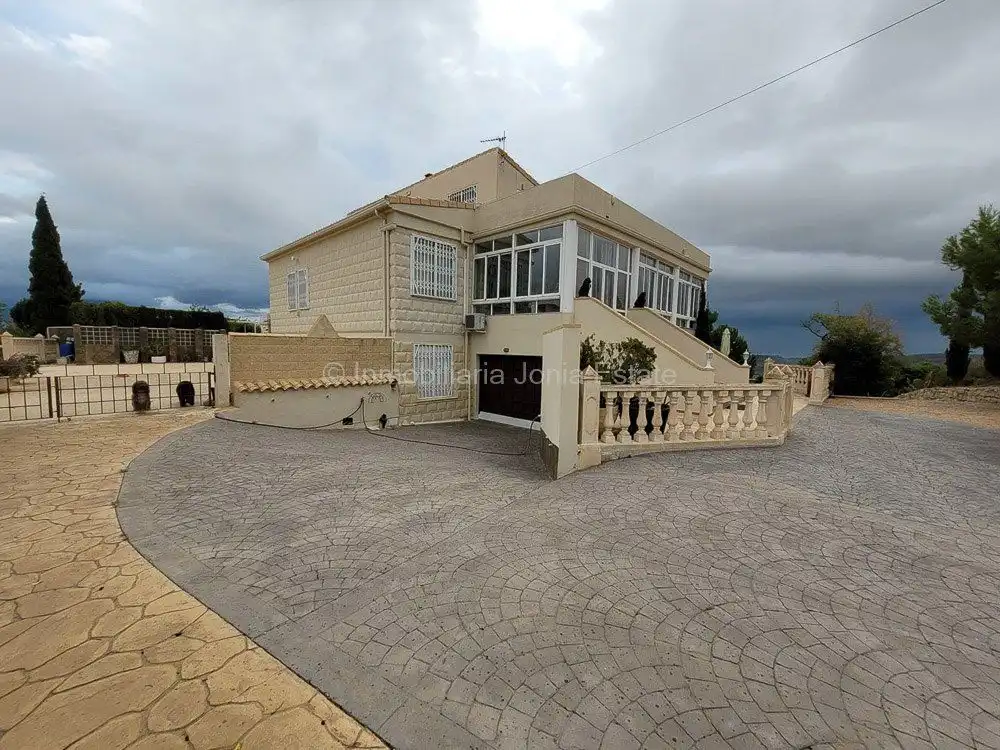 Chalet con piscina en venta en Relleu
