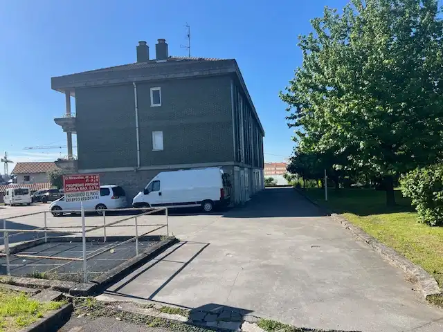Parking de Piso en venta en Torrelavega  con Calefacción y Trastero