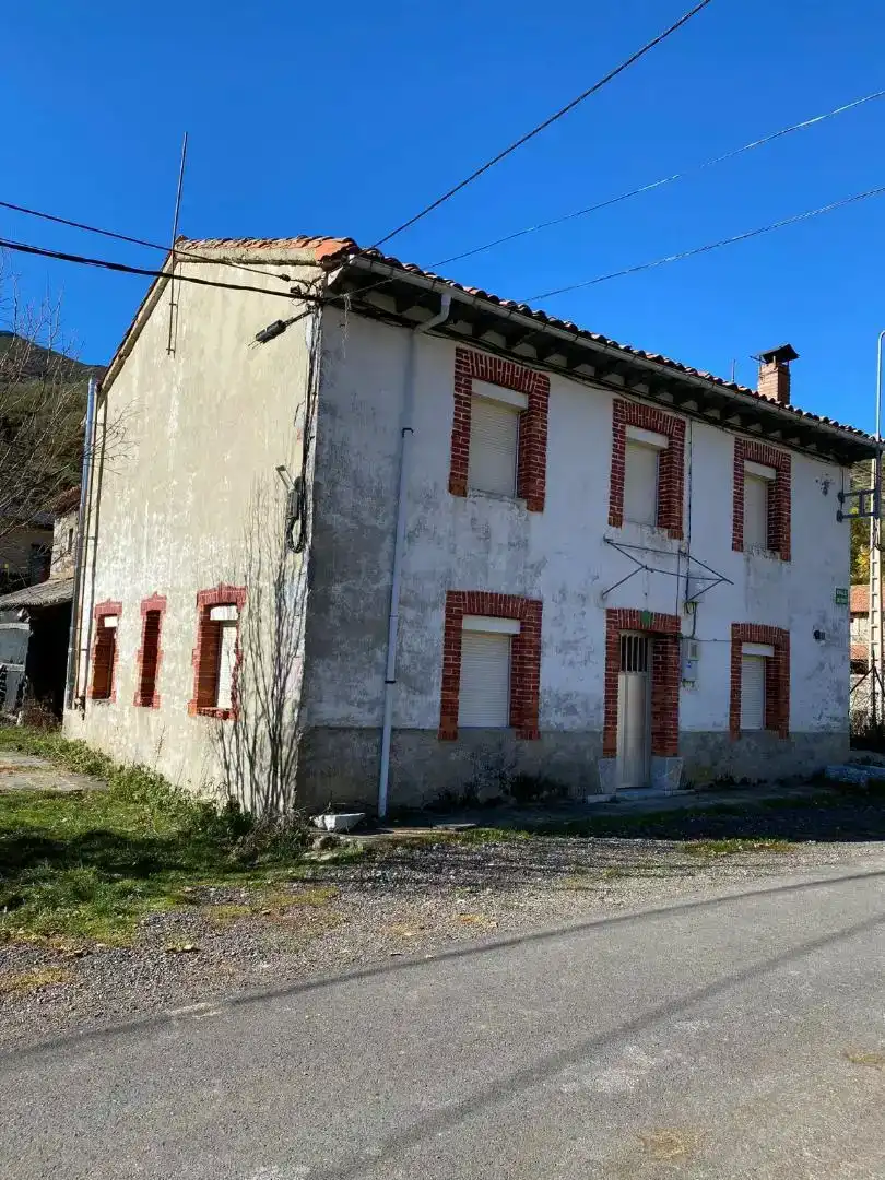 Vista exterior de Casa adosada en venda en Valdelugueros