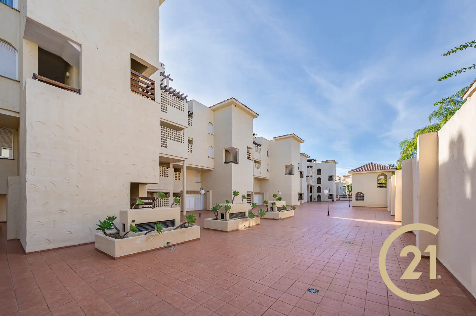 Vista exterior de Dúplex en venda en Estepona amb Aire condicionat, Terrassa i Moblat