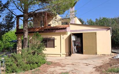 Vista exterior de Finca rústica en venda en Requena amb Jardí privat, Terrassa i Traster