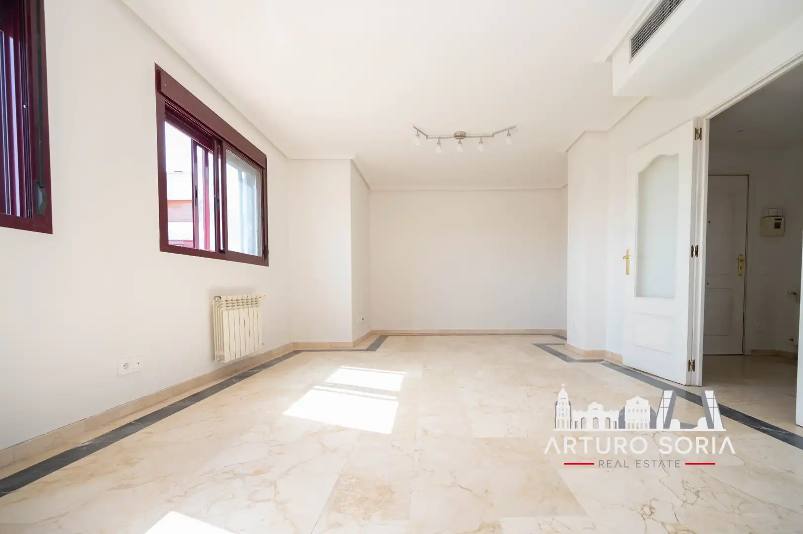 Sala d'estar de Àtic de lloguer en La Moraleja amb Terrassa i Piscina comunitària