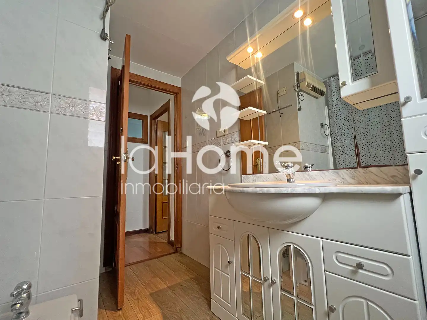 Bathroom of Flat for sale in Paterna  with Parquet flooring, Terrace and Storage room