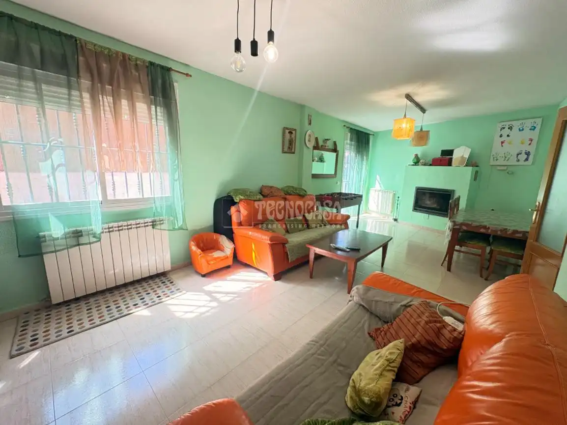 Sala de estar de Casa adosada en venta en Loeches