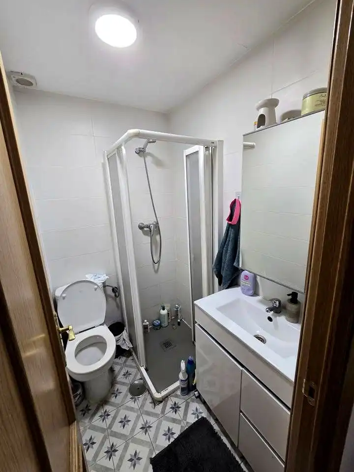 Bany de Apartament de lloguer en Madrid amb Aire condicionat, Calefacció i Moblat