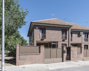 Vista exterior de Casa o xalet en venda en Villaviciosa de Odón amb Aire condicionat, Terrassa i Piscina