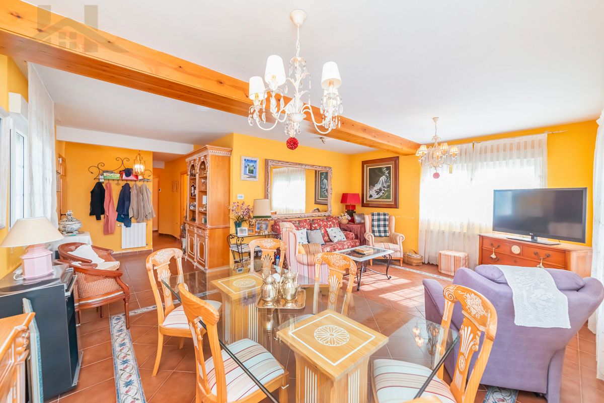 Sala d'estar de Casa o xalet en venda en Miraflores de la Sierra amb Calefacció, Jardí privat i Terrassa