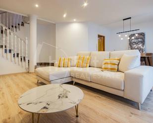 Sala d'estar de Casa o xalet en venda en Orihuela amb Jardí privat