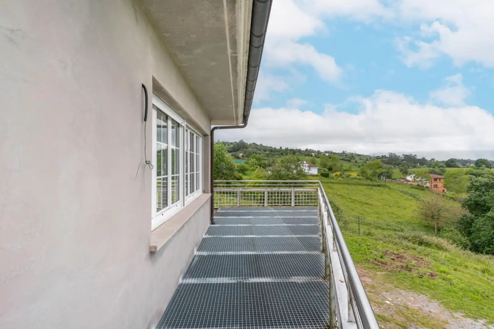Vista exterior de Casa o xalet en venda en Oviedo  amb Jardí privat, Terrassa i Balcó