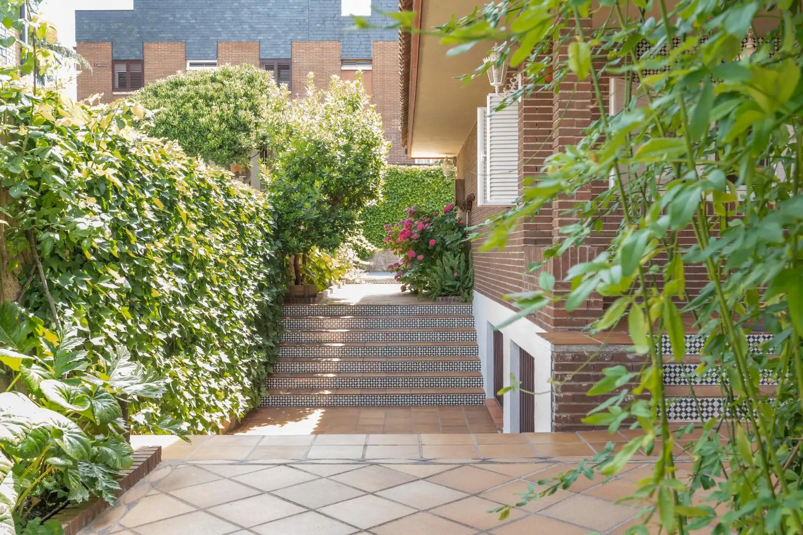 Casa aparellada amb piscina en venda a Avenida Europa, imagen 7