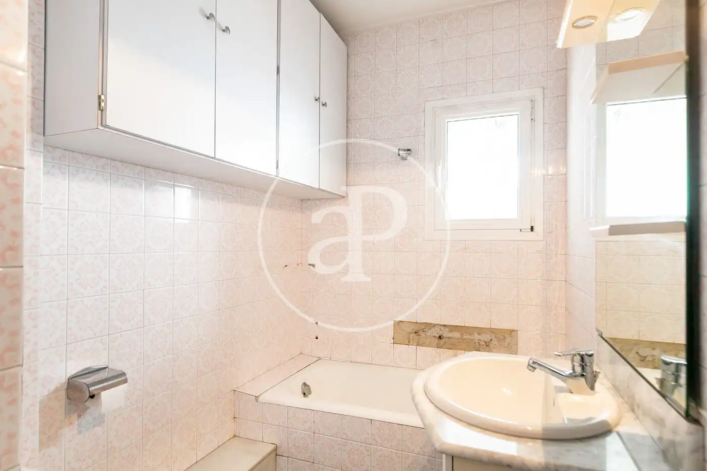 Baño de Ático en venta en L'Hospitalet de Llobregat con Calefacción, Terraza y Trastero
