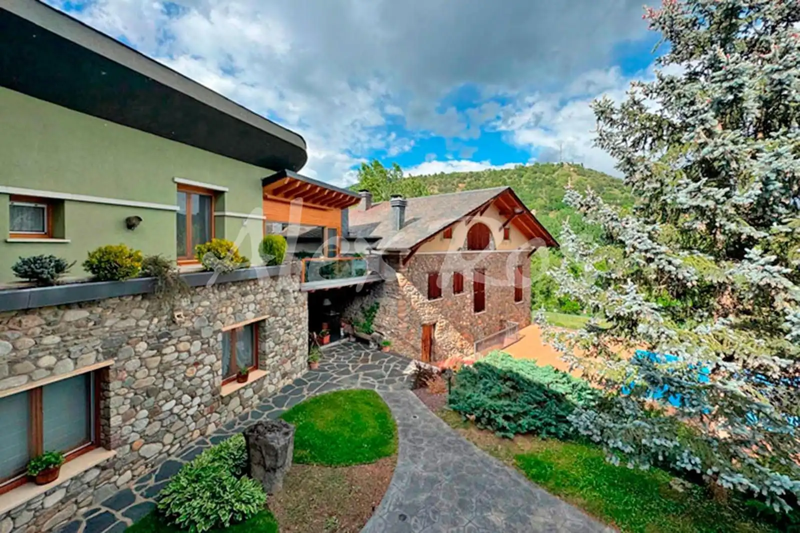 Vista exterior de Casa o xalet en venda en La Seu d'Urgell amb Aire condicionat, Calefacció i Jardí privat