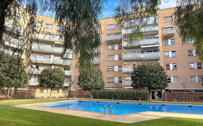 Swimming pool of Flat for sale in  Barcelona Capital  with Heating, Terrace and Community pool