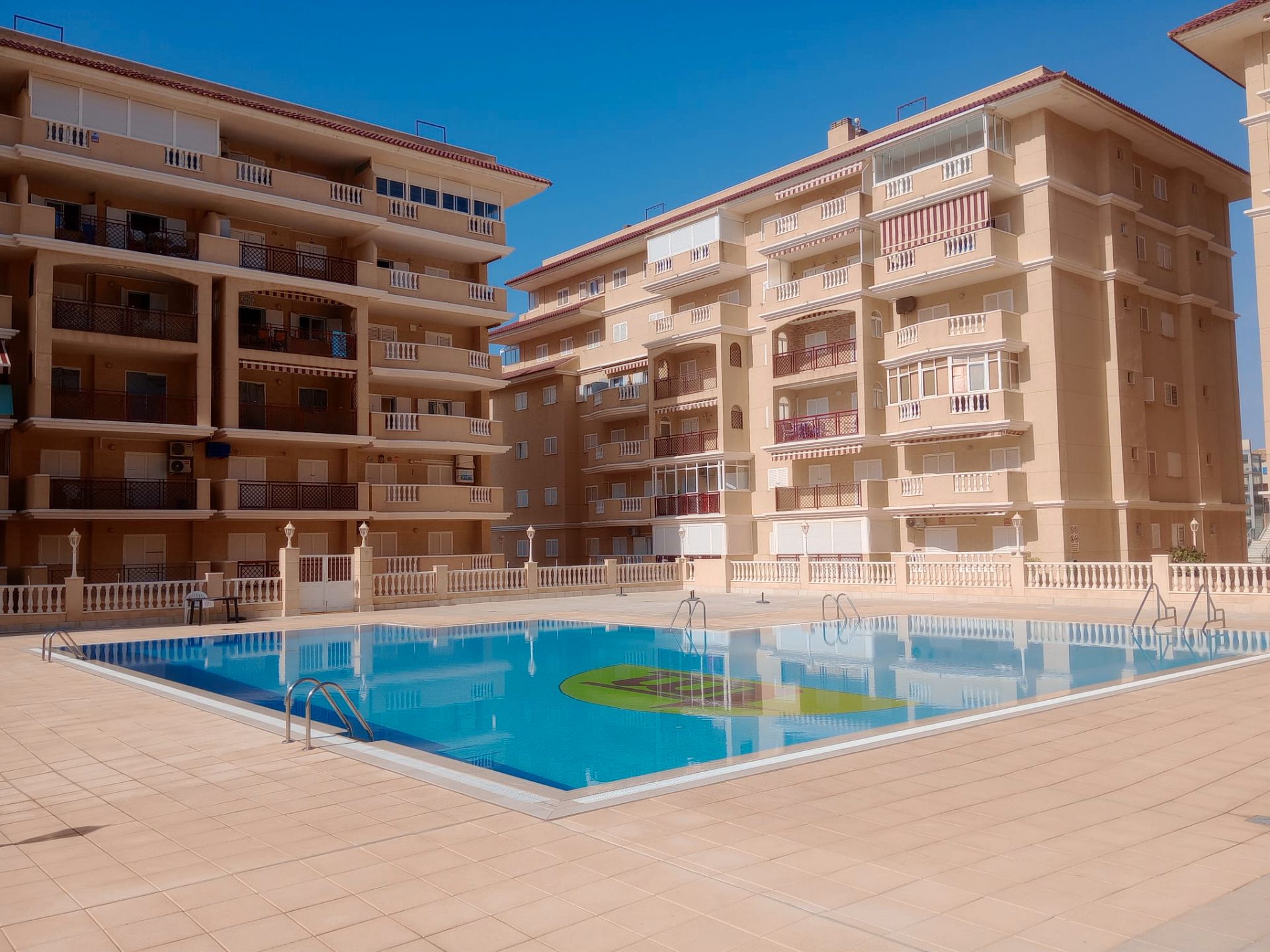 Piscina de Apartament en venda en Torrevieja amb Moblat, Forn i Rentadora