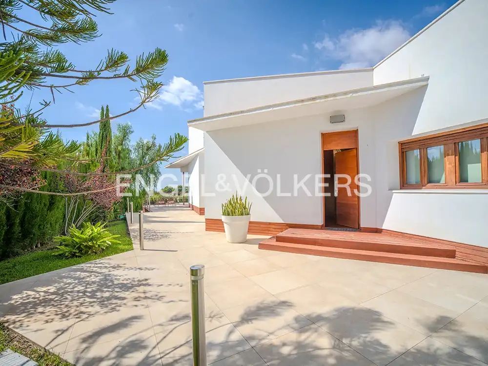 Vista exterior de Casa o xalet en venda en Elche / Elx amb Aire condicionat, Calefacció i Jardí privat