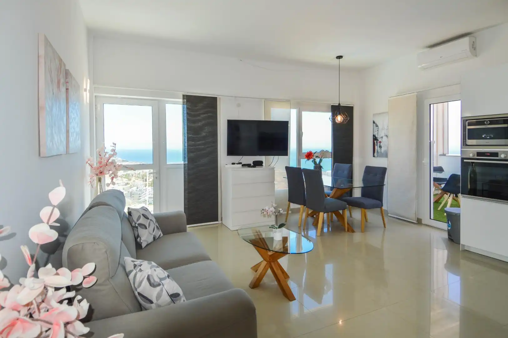Wohnzimmer von Dachboden zum Verkauf in Mogán mit Klimaanlage, Terrasse und Balkon