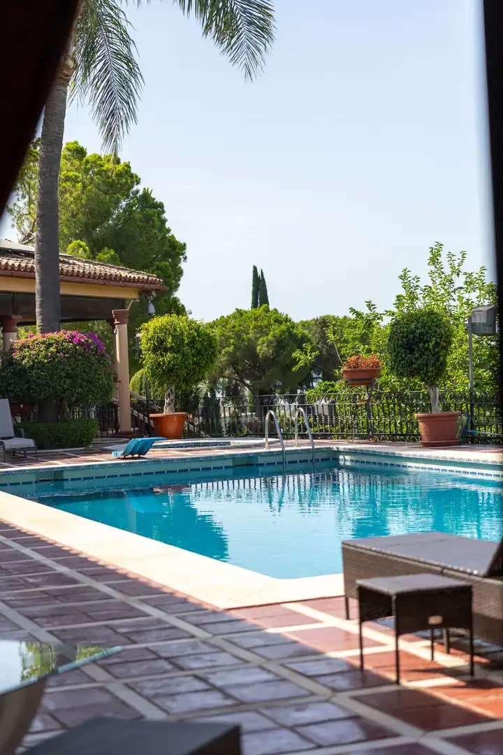 Schwimmbecken von Country house zum Verkauf in Benahavís mit Terrasse und Möbliert