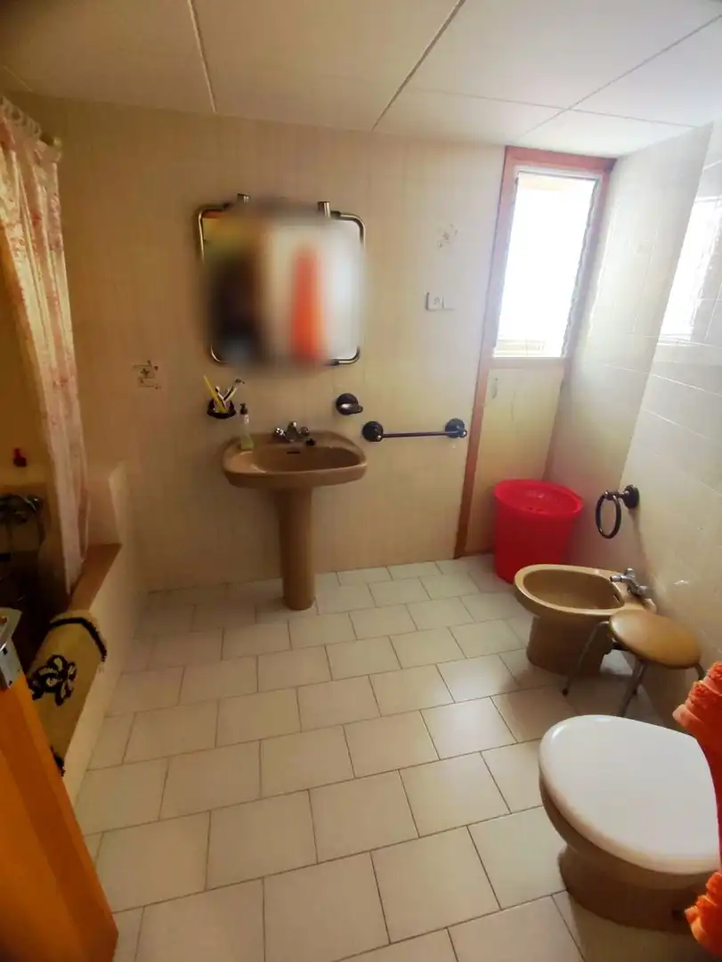 Badezimmer von Einfamilien-Reihenhaus zum Verkauf in Azlor mit Terrasse, Abstellraum und Balkon